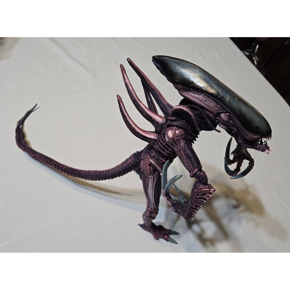 NECA Alien vs Predator Video Game Razor Claws Alien Xenomorph 10" Figure Purple